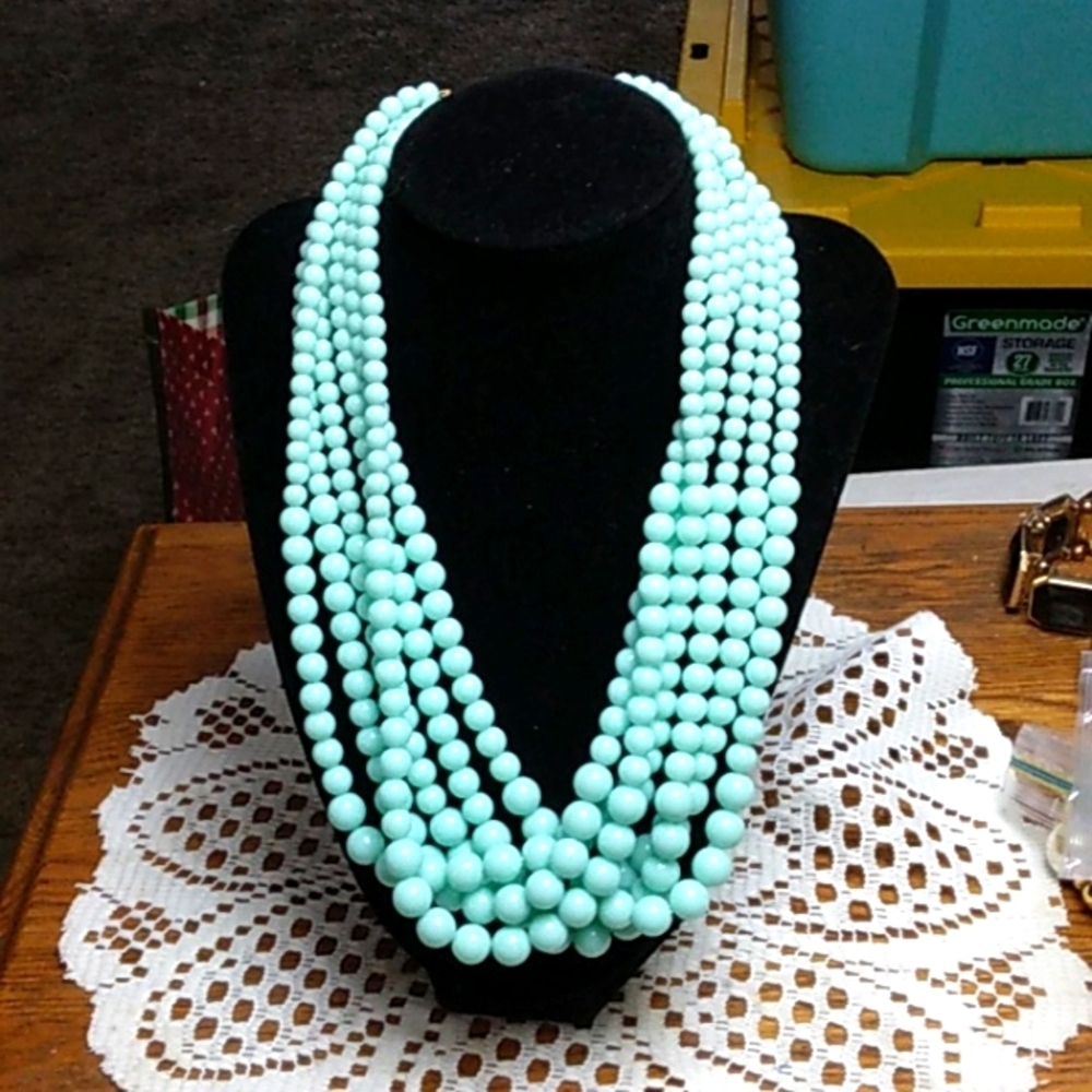Six-stranded fashion necklace